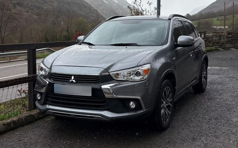 Mitsubishi ASX gris aparcado junto a una carretera del Valle de Arán